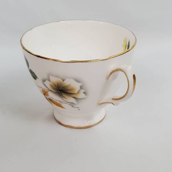 Royal Vale Bone China Teacup Yellow Floral Gold Trim England Pattern 8221 - Picture 2 of 6